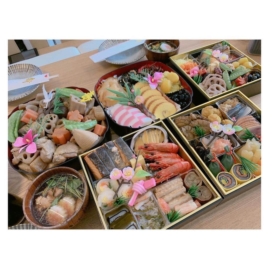 辻希美さんのインスタグラム写真 - (辻希美Instagram)「おせち🍱🎍🎍💕" #御節 #おせち #豪華 #2019年 #明けましておめでとう #元旦 #イノシシ年 #杉浦家のお正月」1月1日 13時48分 - tsujinozomi_official