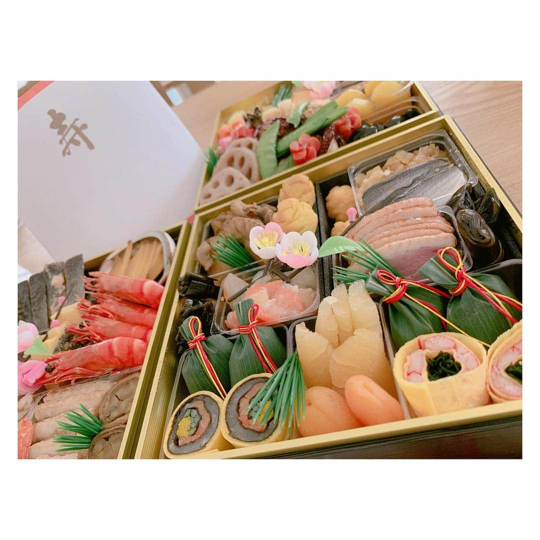 辻希美さんのインスタグラム写真 - (辻希美Instagram)「おせち🍱🎍🎍💕" #御節 #おせち #豪華 #2019年 #明けましておめでとう #元旦 #イノシシ年 #杉浦家のお正月」1月1日 13時48分 - tsujinozomi_official