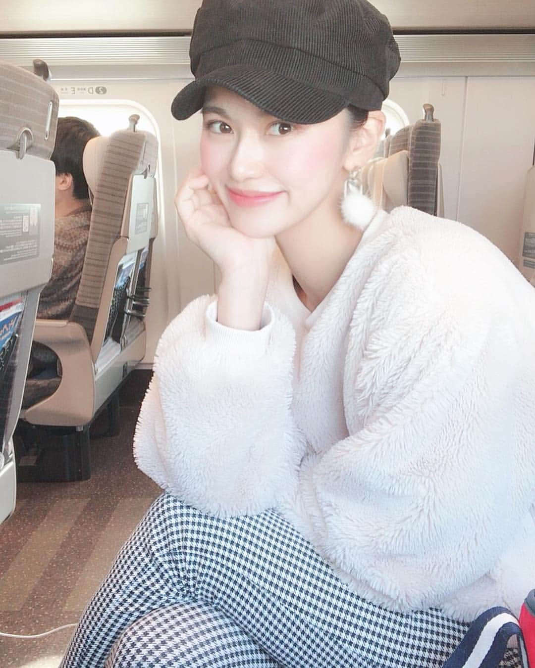 七尾エレナのインスタグラム：「2019年あけましておめでとうございます！ 今日から2週間札幌⛄️ 今朝2週間分の洋服、お仕事道具、愛犬🐶を抱えて 新幹線に乗り込みました🚅 飛行機に犬を乗せるのは怖くて新幹線にしたけど 両サイドの席誰もいなくてとっても快適☺️ いまは青函トンネルを抜けたとこだよー！ ✳︎ この2週間は家族との時間をしっかり取ることと 亡き父の七回忌の法要 そして静かな札幌の実家で 2019年の会社の事業計画や 自分の目標を立てる時間に使う予定です✨ 本年も七尾エレナそして株式会社プリンシパル共々 どうぞよろしくお願いします🙏🙏 ✳︎ #2019年 #新年 #あけましておめでとうございます #謹賀新年 #帰省 #札幌 #道産子 #お正月 #北海道」