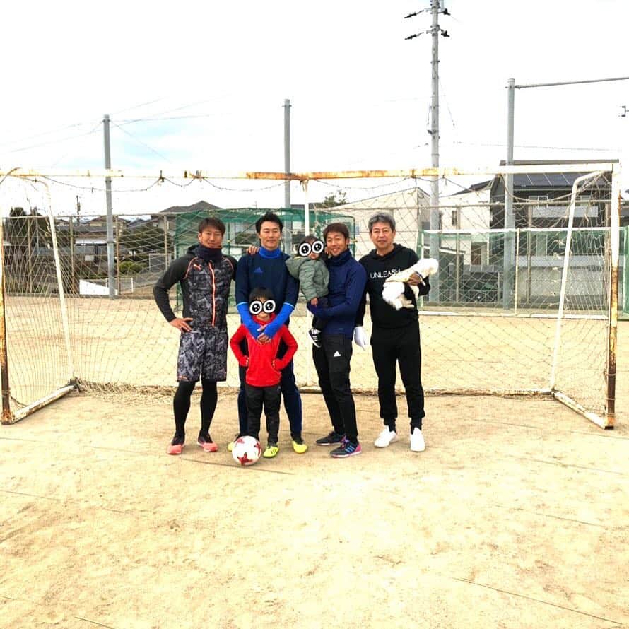清武弘嗣のインスタグラム：「新年明けましておめでとうございます。 今年もよろしくお願いします！！ 2019年1月1日は、母校の明治北で初蹴りをしてきました！ いいスタートをきれました！ . #明治北小学校 #family #良きスタート」