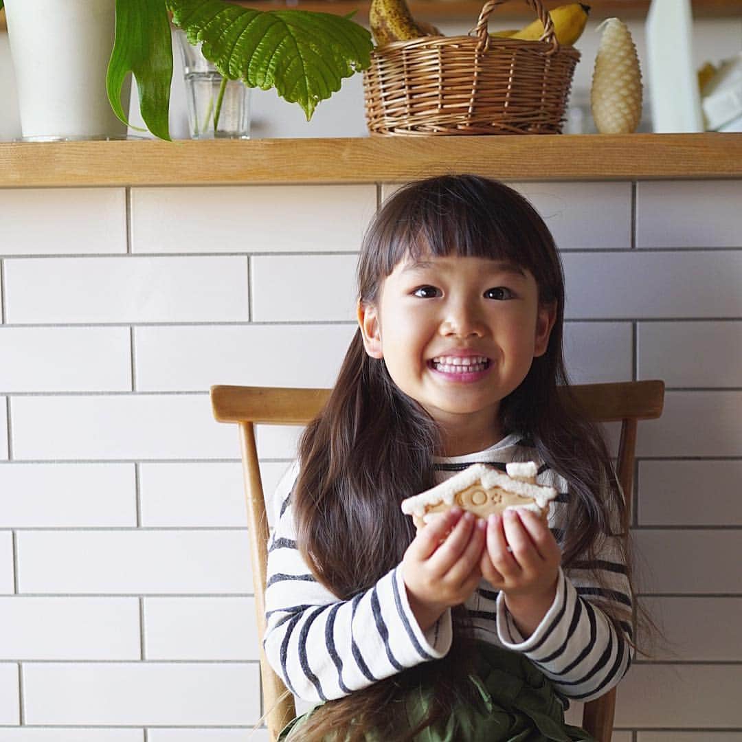 kyonkousaのインスタグラム：「2019.1.1 新年明けましておめでとうございます🎍 . . 1枚目の投稿は娘ちゃんでスタート。 お兄ちゃんはもう照れて写ってくれません。笑 . . . 今年一年も、家族、友人、みんなが楽しく笑顔たくさんの年になりますように☻ . . . 今年もどうぞよろしくお願いします。 . . . . . . . . #あけましておめでとう #おやつ #クッキー #暮らし #くらし #暮らしを楽しむ #楽しい時間  #いただきます #kurashiru #instagramjapan #ig_japan #instajapan #IGersJP #こども #kids #日々 #日々のこと」