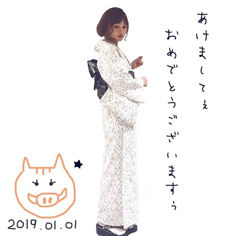 渡部麻衣さんのインスタグラム写真 - (渡部麻衣Instagram)「明けました♡2019 今年もよろしくね🐗 . #イノシシだけ手書き #文字はアプリ #これが私の限界 #15回くらい書き直し #これが1番マシ #🐗🐗🐗」1月1日 15時39分 - mmaaiipp