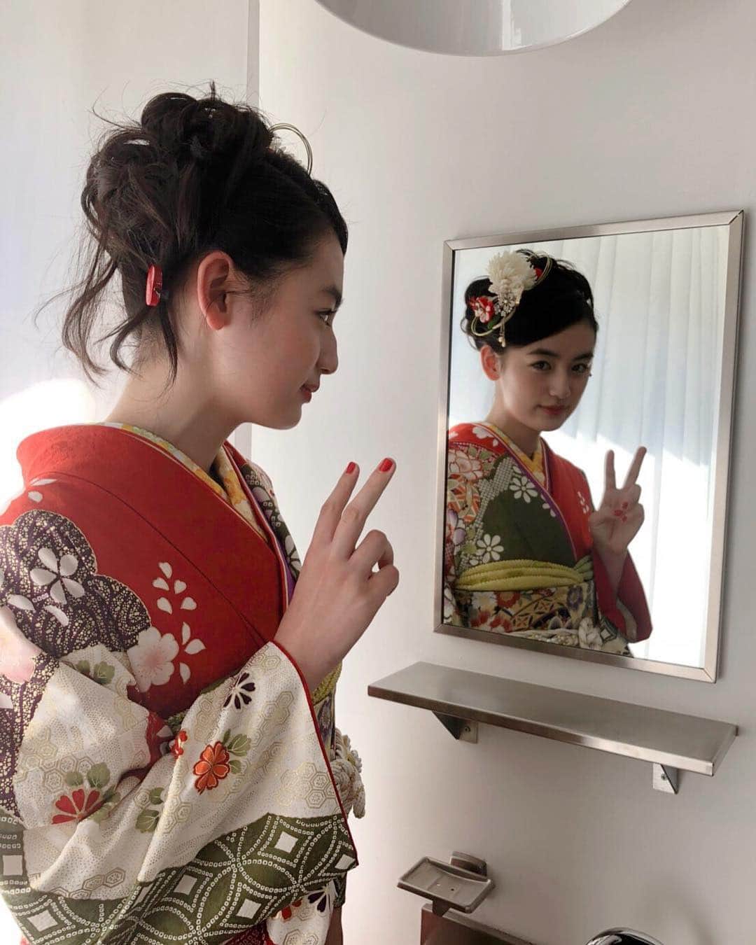 八木莉可子さんのインスタグラム写真 - (八木莉可子Instagram)「あけましておめでとうございます🙌  2019年がいよいよ、始まりましたね。  今年も皆さん、 こんな私ですが、 どうぞよろしくお願いします！  この着物の写真は、 京都着物友禅さんの 新しいパンフレットのものやで👘 ぜひまた、見てね。」1月1日 15時52分 - yagirikaco_official