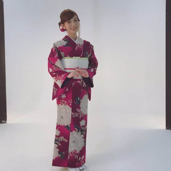 ほのかさんのインスタグラム写真 - (ほのかInstagram)「あけましておめでとうございます🎍㊗️ 2019年もよろしくお願いします（＾_＾） 今年も笑顔いっぱいの年になりますように...💓 #着物 #着物ヘア #kimono #正月 #photo #honoka #instagood #Japan #ほのか #instafashion #グラビア #bikini #グラビアアイドル #harmonypromotion」1月1日 16時15分 - nononon159