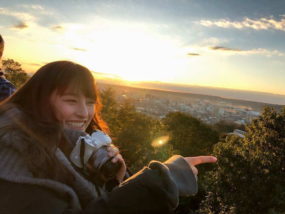 森高愛さんのインスタグラム写真 - (森高愛Instagram)「あけましておめでとうございます🌅 . 初めまして2019年☀️ こんにちは1月☃️ . 良いスタートを切るべく友達と初日の出を見に行ってきたよ☺︎ 今年もよろしくお願いします🙇‍♀️❤︎ . #2019年 #初日の出 #初日の出バックに富士山を見る私。笑」1月1日 16時13分 - ai_moritaka_official