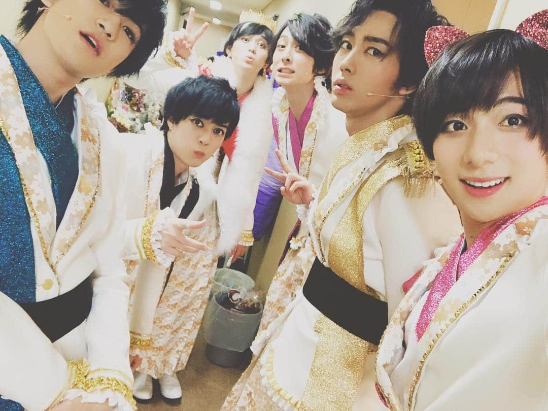 松村優さんのインスタグラム写真 - (松村優Instagram)「あけましておめでとうございます🎍 「歳が暮れ・るYO 明治座大合戦祭」東京全公演が終了いたしました！  笑いあり涙ありの公演だったと思います(°▽°) 日替わりとかネタとかをいろいろ考えてお客様と自分が一緒に楽しむことを第一に考えてました！楽しんでいただけたでしょうか？(・∀・) まだまだ大阪もありますので是非ご来場お待ちしております！  そして今年もよろしくお願いいたします(☝︎ ՞ਊ ՞)☝︎」1月1日 16時32分 - yumatsumura16