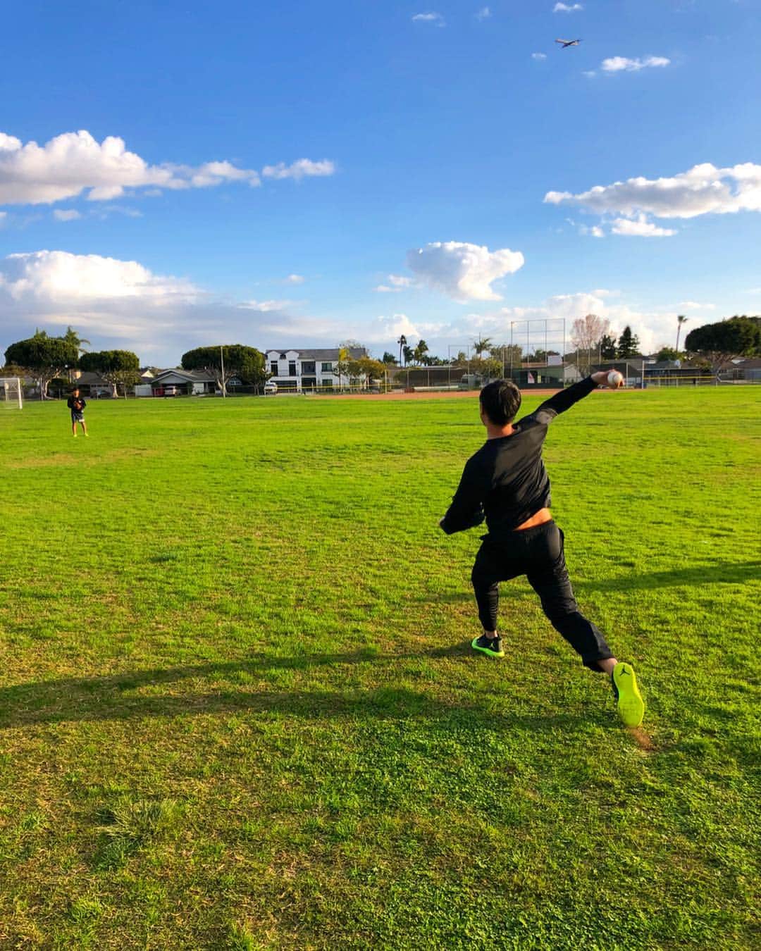 岩隈久志のインスタグラム：「カリフォルニアの自宅で年越しをします(*^^*) こちらはまだ大晦日です！ 今日の練習相手は近鉄の先輩の山本省吾さんの息子くんが務めてくれました！ 中学１年生で遠投80mできる将来有望なイケメンくんです(*^^*) 今日はシアトルからも三組の家族が遊びに来てくれ、山本家も含めて賑やかに過ごします！ 2018年もありがとうございました！ よいお年を！ #newyearseve  #12312018 #keepingpractice」