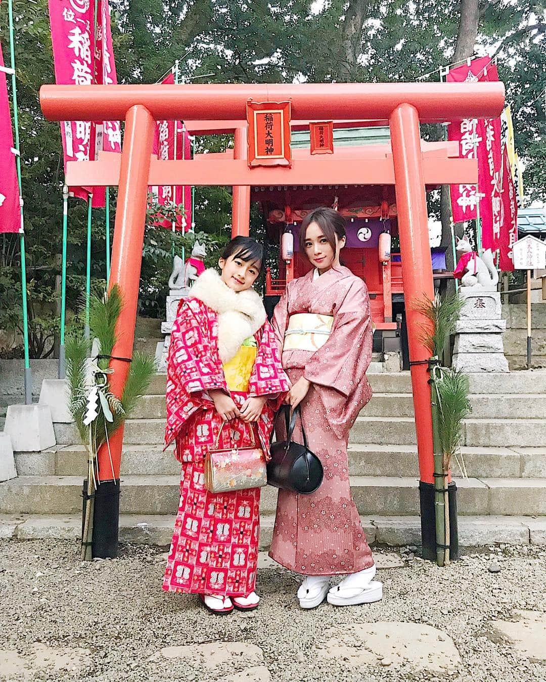 野田華子さんのインスタグラム写真 - (野田華子Instagram)「明けましておめでとうございます👘🌸 今年もよろしくお願いします😊✨ 皆様素敵なお正月でしたか？？✨ 我が家は例年通り実家でまったり過ごして夜帰って来ました🚘  写真は、1枚目が今年の写真で、スワイプ2枚目が昨年のものなんだけど。。 娘の成長にビックリ。 女の子って1年であっという間に花咲くように成長するなぁ。 いよいよ今年は身長抜かされるかな😂  #お正月 #元日 #着物 #👘 #親子 #娘 #あけましておめでとうございます」1月1日 22時28分 - noda.hanako