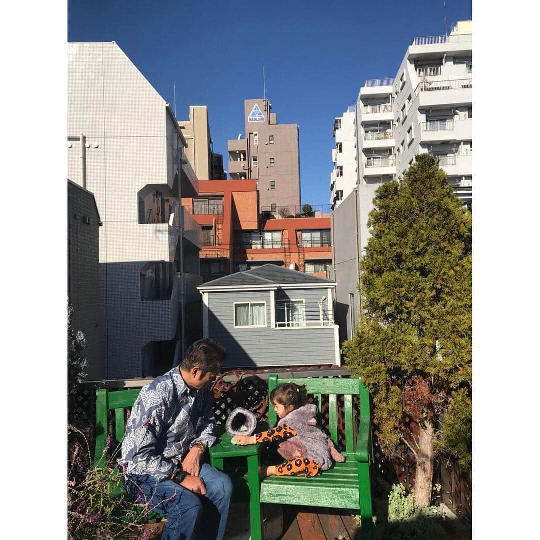 キャシー中島さんのインスタグラム写真 - (キャシー中島Instagram)「* 見てください、この空の青いこと！ 東京の空がこんなに澄んで青いなんて、車が少ないからなのかしら？ * いつもの#世田谷観音 に#初詣 に来ました⛩ 太田ご住職にお会いできて嬉しかったです。 おみくじは勝野パパは大吉！ 私は小吉でした。 今年もいいことがありそうです。 * #勝野ファミリー #勝野洋#キャシー中島 #勝野雅奈恵#勝野洋輔 #ハルコ#リコちゃん #みんなで初詣」1月1日 17時30分 - official_kathynakajima
