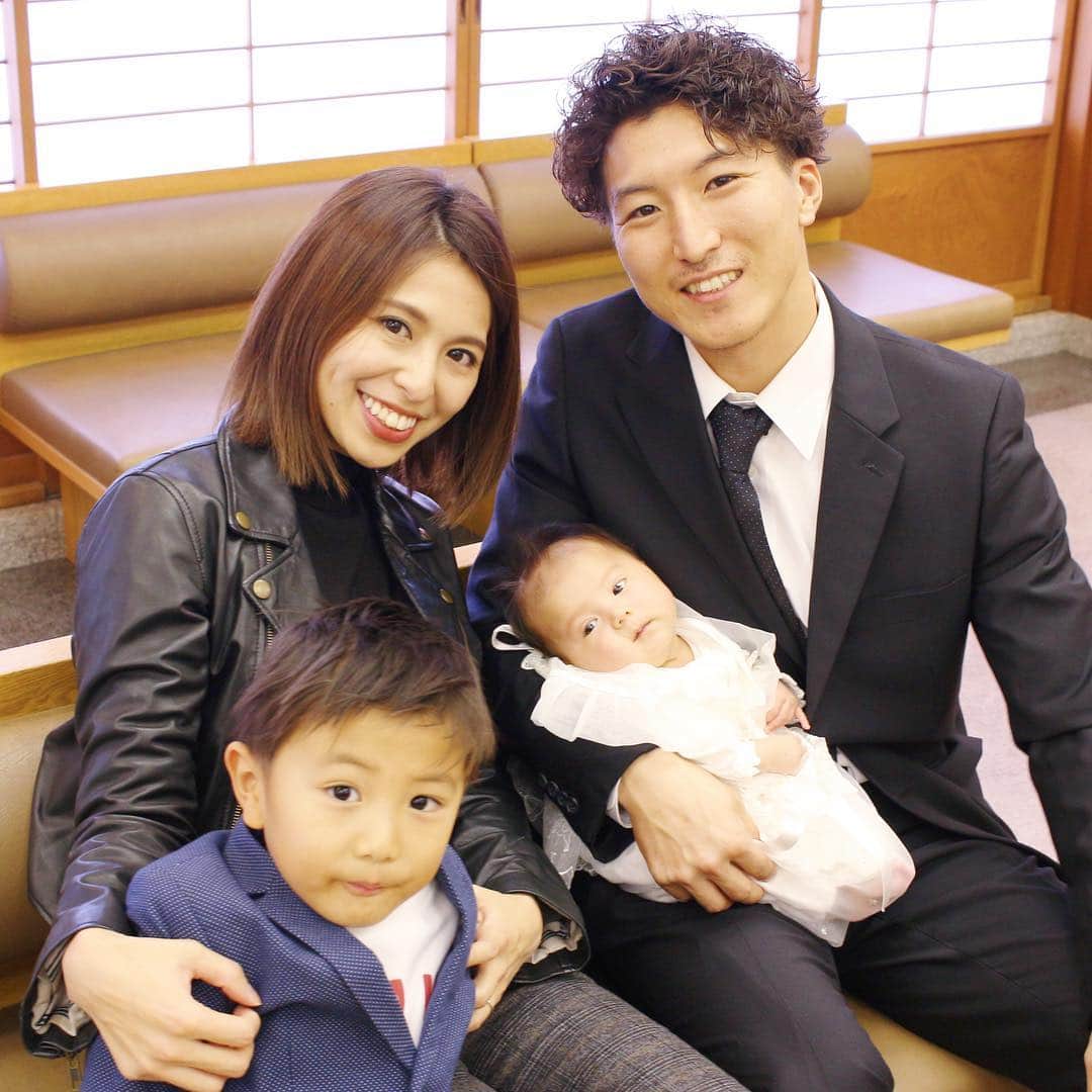 高橋菜摘のインスタグラム：「2019.1.1🎍 明けましておめでとうございます🎍 昨年は４人家族になったことでたくさんの方に祝って頂き とても感謝な年でした👨‍👩‍👧‍👦 そして健康で元気な子供達を当たり前に思わず感謝。 すくすく育てるため父母頑張ります🤱 今年もよろしくお願いします♥️ 皆さま素敵なお正月を…💫 _______________ #happynewyear #happynewyear2019」