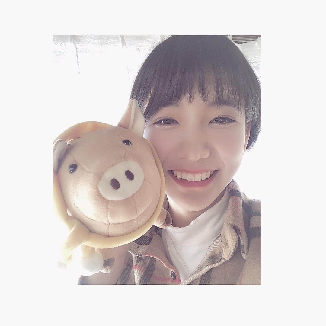 小貫莉奈さんのインスタグラム写真 - (小貫莉奈Instagram)「あけましておめでとうございます！  昨年はたくさんの方々に支えられて色んな経験をさせていただきました。  辛い事や大きな壁に悩んだこともありましたが、自分の夢を再確認してみなさんに元気をもらい頑張ることができました。  支えてくれている人たちに感謝の気持ちを持って少しでも恩返しできるように初心を忘れず自分らしく頑張りたいと思います！  まだまだ未熟な私ですが、これからも応援よろしくお願いします！  みなさんにとって素敵な1年になりますように！  写真は今年は猪年なので🐗」1月1日 18時41分 - rina_onuki0529