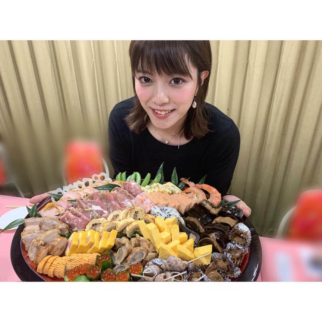 三谷紬さんのインスタグラム写真 - (三谷紬Instagram)「* 明けましておめでとう御座います。 お正月は親戚一同、長野県松本市に全員集合して ワイワイ楽しく過ごしています💓  今年も皆様への感謝の気持ちを忘れずに、 一年間全力で突っ走ってきます！🐗 どうぞよろしくお願い致します。 * #新年#happynewyear#いのしし#あけましておめでとうございます#おせち#家族#親族#長野#松本#今年もよろしくお願いします#猪突猛進#三谷紬#アナウンサー#テレビ朝日」1月1日 18時50分 - mitani_tsumugi