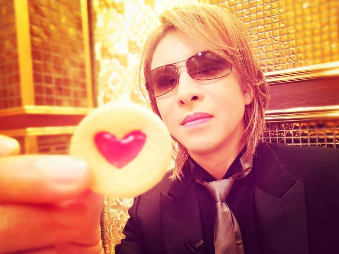 YOSHIKIさんのインスタグラム写真 - (YOSHIKIInstagram)「Love you..! ハートのクッキー。 芸能人格付けチェック ただいま放送中！ 収録中、控え室にて！#selfie  Entertainer rating check TV now broadcasting! #gackt #yoshiki #格付け」1月1日 20時03分 - yoshikiofficial