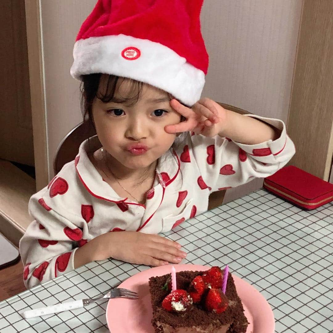 クォン・ユリさんのインスタグラム写真 - (クォン・ユリInstagram)「여러분 2019년 1월 1일 이네요! 시간이 벌써 이렇게나 흘러  율이는 어느덧 7살이 되었어요 (∗❛⌄❛∗) 💕 여전히 율이를 좋아해주시고 저희를 응원해주신  여러분께 정말 감사 인사드립니다 !  모두 2019년 건강만 하시고 사랑과 행복이 가득한  그런 해가 되었음 좋겠습니다. 진심으로 늘 감사드리고 사랑합니다🐰💕 새해 복 많이 많이 받으세요🙇🏻‍♀️ #권율이」1月1日 20時29分 - 1004yul_i