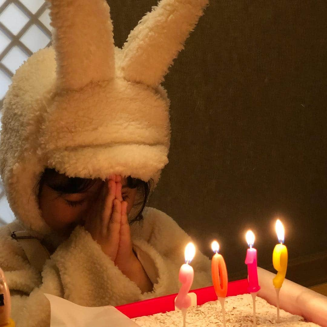 クォン・ユリさんのインスタグラム写真 - (クォン・ユリInstagram)「여러분 2019년 1월 1일 이네요! 시간이 벌써 이렇게나 흘러  율이는 어느덧 7살이 되었어요 (∗❛⌄❛∗) 💕 여전히 율이를 좋아해주시고 저희를 응원해주신  여러분께 정말 감사 인사드립니다 !  모두 2019년 건강만 하시고 사랑과 행복이 가득한  그런 해가 되었음 좋겠습니다. 진심으로 늘 감사드리고 사랑합니다🐰💕 새해 복 많이 많이 받으세요🙇🏻‍♀️ #권율이」1月1日 20時29分 - 1004yul_i