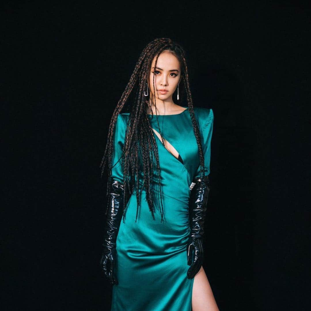 Vogue Taiwan Officialさんのインスタグラム写真 - (Vogue Taiwan OfficialInstagram)「#VogueCeleb 蔡依林 @jolin_cai 昨晚在江蘇衛視跨年晚會的澳門現場首唱新歌<怪美的>，一身綠色高叉訂製服搭配出場的女王寶座盡顯女神風範。 (📝Vogue Living Team)  #2019 #怪美的 #uglybeauty #蔡依林 #jolin」1月1日 20時32分 - voguetaiwan