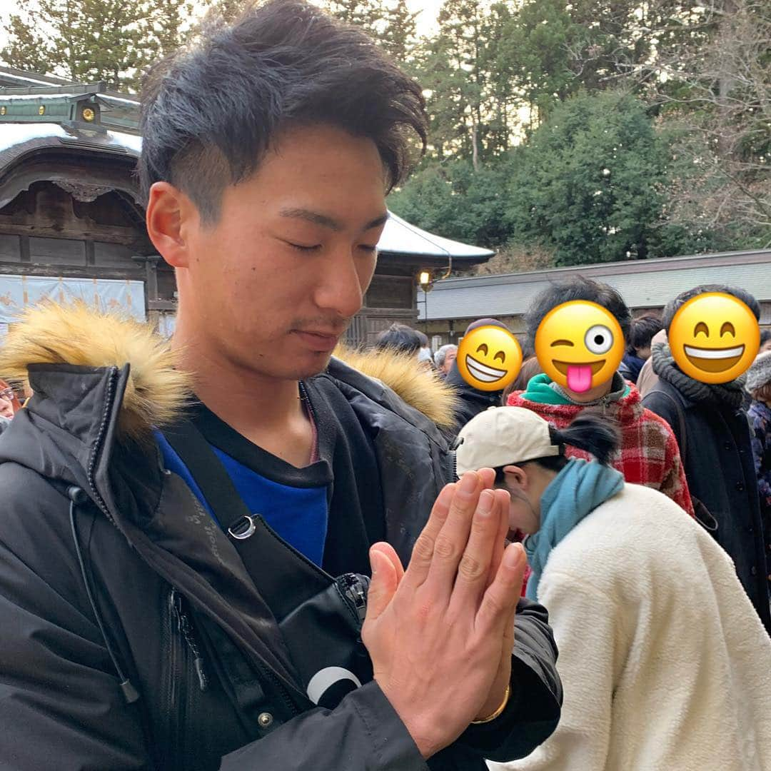 八百板卓丸さんのインスタグラム写真 - (八百板卓丸Instagram)「明けましておめでとうございます。 いかがお過ごしでしょうか。  大崎八幡宮に初詣行ってきました。 今年から登録名が「卓丸」に変わり心機一転、頑張りたいと思います。  皆さんにとって良い一年になりますように。  #happynewyear  #2019 #初詣 #おみくじ小吉でした #今年は #勝負の年 #よろしくお願いします」1月1日 23時05分 - takumaruyaoita_official