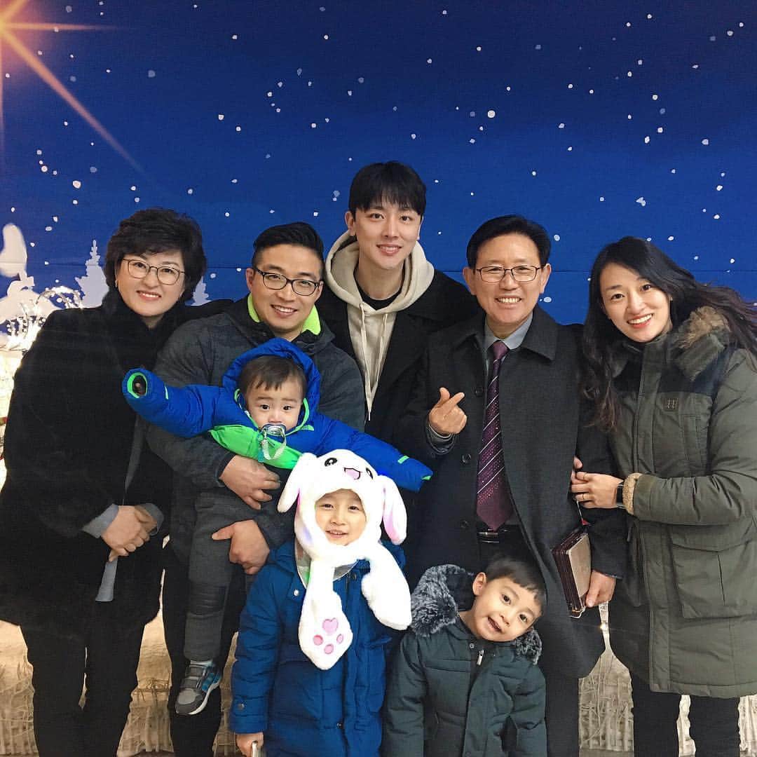 チャン・ジェホのインスタグラム：「Happy new year🕊 #모두새해복많이받으세요#건강이최고에요#우리가족#사랑해요」