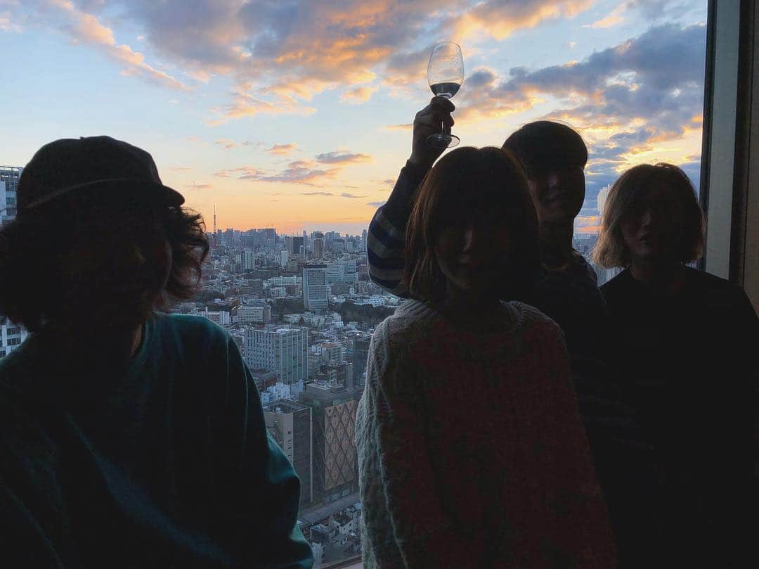ShiggyJr.のインスタグラム：「新年あけましておめでとうございます🌅2019年、まずは2年ぶりのフルアルバム『DANCE TO THE MUSIC』のリリースツアーから💿🎤本年もShiggy Jr.をよろしくお願い致します👨‍👨‍👧‍👦✨(ス) #あけおめ #2019 #初日の出 #亥年 #🐗 #猪突猛進 #今年もよろしく」