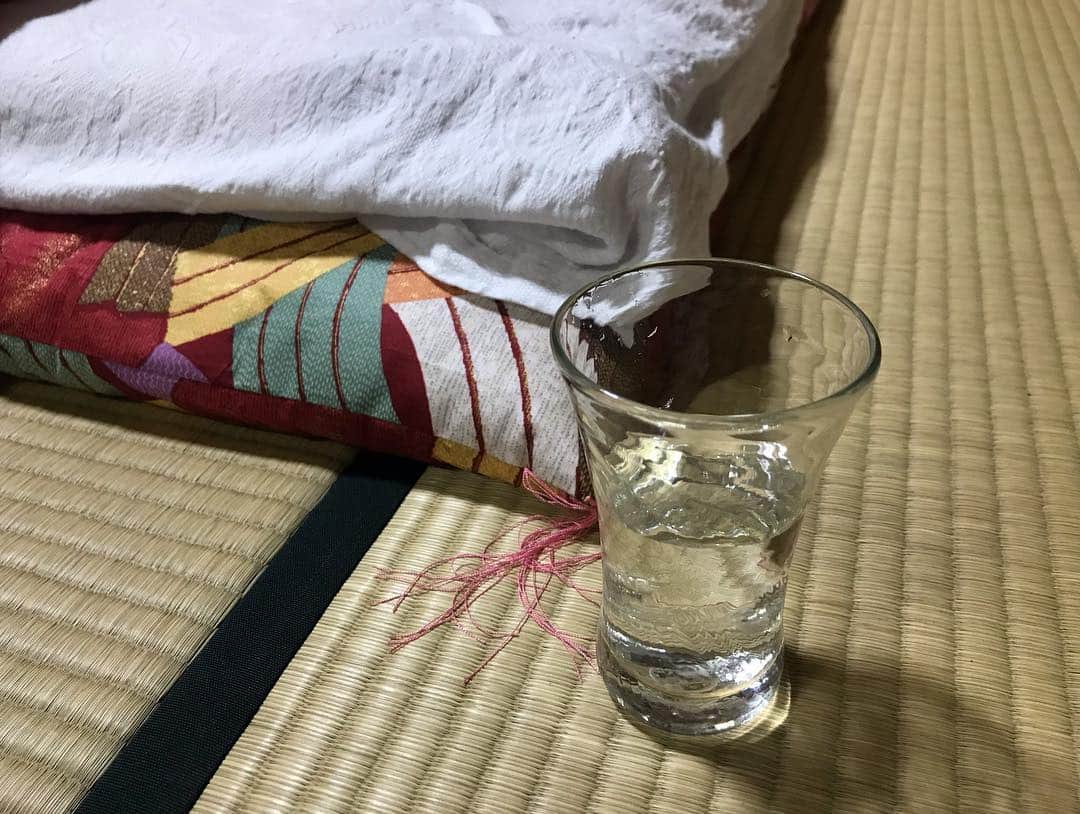じろうさんのインスタグラム写真 - (じろうInstagram)「明けましておめでとう。 家族が寝静まった台所で泥棒みたいにコーヒー探したけど見つからず。 水しかない。 見た目完全日本酒。 また全国回るので。コント見に来てね。今年もよろしくお願いします。」1月2日 0時07分 - sissonne_jiro