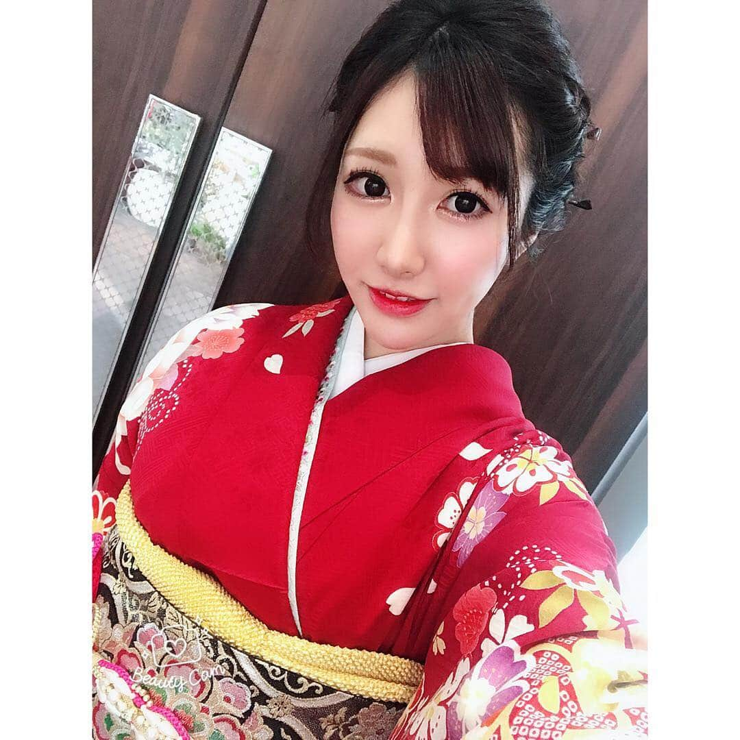 若月みいなさんのインスタグラム写真 - (若月みいなInstagram)「あけましておめでとうございます🎍💕 今年も若月みいなを宜しくお願い致します🥰✨ 皆さんよいお年を♥️ #happynewyear  #あけましておめでとうございます  #새해복많이받으세요  #新年快樂  #今年も宜しくお願い致します  #2019年も沢山抜いて下さいw  #年越しそば食べながら年越しました  #写真1枚目は約1年前ぐらいの  #2枚目3枚目は成人式の前撮り写真  #まだ撮影なんてもちろん慣れてない頃だから表情固めw  #こう見るとハタチって若いね  #なんか溢れ出すやんちゃ感」1月2日 0時01分 - wakatsuki_cmore