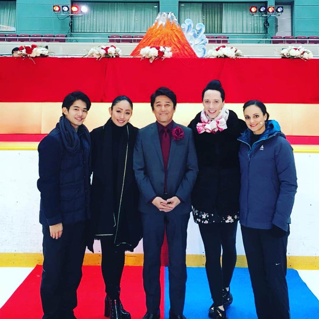 安藤美姫さんのインスタグラム写真 - (安藤美姫Instagram)「Special TV show call “Fujiyama” was on TV🗻⛸🇯🇵 And I was so happy to see @johnnygweir and @sarahmeierskate☺️💕💕💕 Was really cold but also really FUN tv shooting😄😄😄 And I also helped Synchro ice skating team in Japan @jinguicemessengers⛸✨💕 It was really good experience I had and enjoyed very much!!! I’d like to say “THANK YOU” to the team to have me with you!!! And also I saw World Champions performance out there. It was super exciting moment and amazing performance✨✨✨🇫🇮 @marigoldiceunity  Thank you for all of you and good luck to Synchro team♥️ フジヤマを見てくださった皆様。 本当にありがとうございました😌🙏 いやぁ…障害物競走の時は入り方間違えてズサー…失敗で恥ずかしかった〜😱😫😓 でも 皆さん 笑顔になってもらえたかな！？ そしてシンクロチームともロケをさせて頂き、気付いたこと！！！！ シンクロ⛸本当に面白くって見応えのある競技です🇯🇵🇯🇵🇯🇵 女性が団体で一気に滑り動き、呼吸を合わせて作り上げる作品は優雅さの中に力強さが垣間見える本当にエキサイティングな競技💪💪💪 これを機に是非1人でも多くの方に知って頂きサポートしてもらいたいなと思いました🙏🙏🙏 週に2回しか貸切が取れずフィギュア王国日本では肩身の狭い競技… 是非応援のほどよろしくお願います🇯🇵⛸✨💕♥️ #シンクロ #スケート #synchro #skating」1月2日 0時01分 - miki_m_ando0403