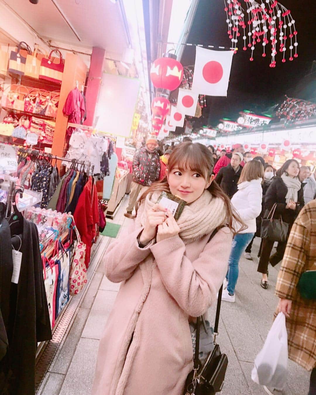 村瀬葵のインスタグラム：「・ 2019年になりました🎍🌅 皆様今年もよろしくお願いします！ ・ 今年は元旦からお出かけ♪ 浅草で食べ歩きして今はお家でまったり💞 まったりでいいお正月だなぁ、、 ・ #new #year #新年 #ご挨拶 #元旦 #今年もよろしくお願いします #2019 #浅草 #食べ歩き」