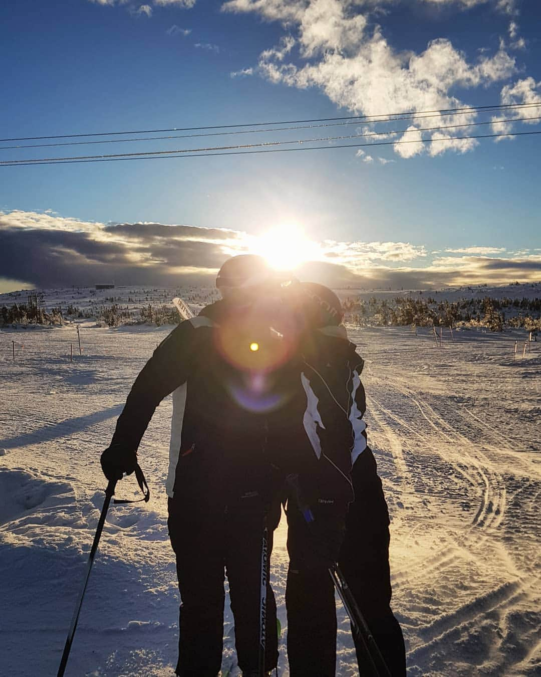 ヨシ・ヘルゲソンのインスタグラム：「Gott nytt år!🌟 Så länge du är vid min sida vet jag att 2019 blir minst lika bra 😍❤」