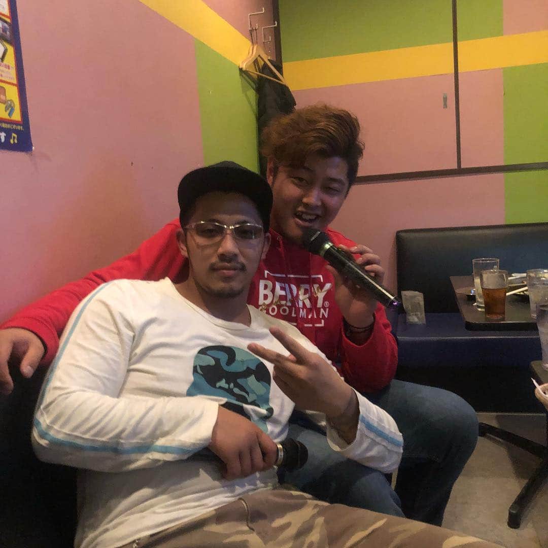 山下斐紹のインスタグラム：「明けましておめでとうございます！ 今年もみなさんよろしくお願いします！  年越しだ後は家族でカラオケに来ました！ 弟とハったり楽しく過ごしてます！  今年も皆さまよろしくお願いします！  #あやつグッド」