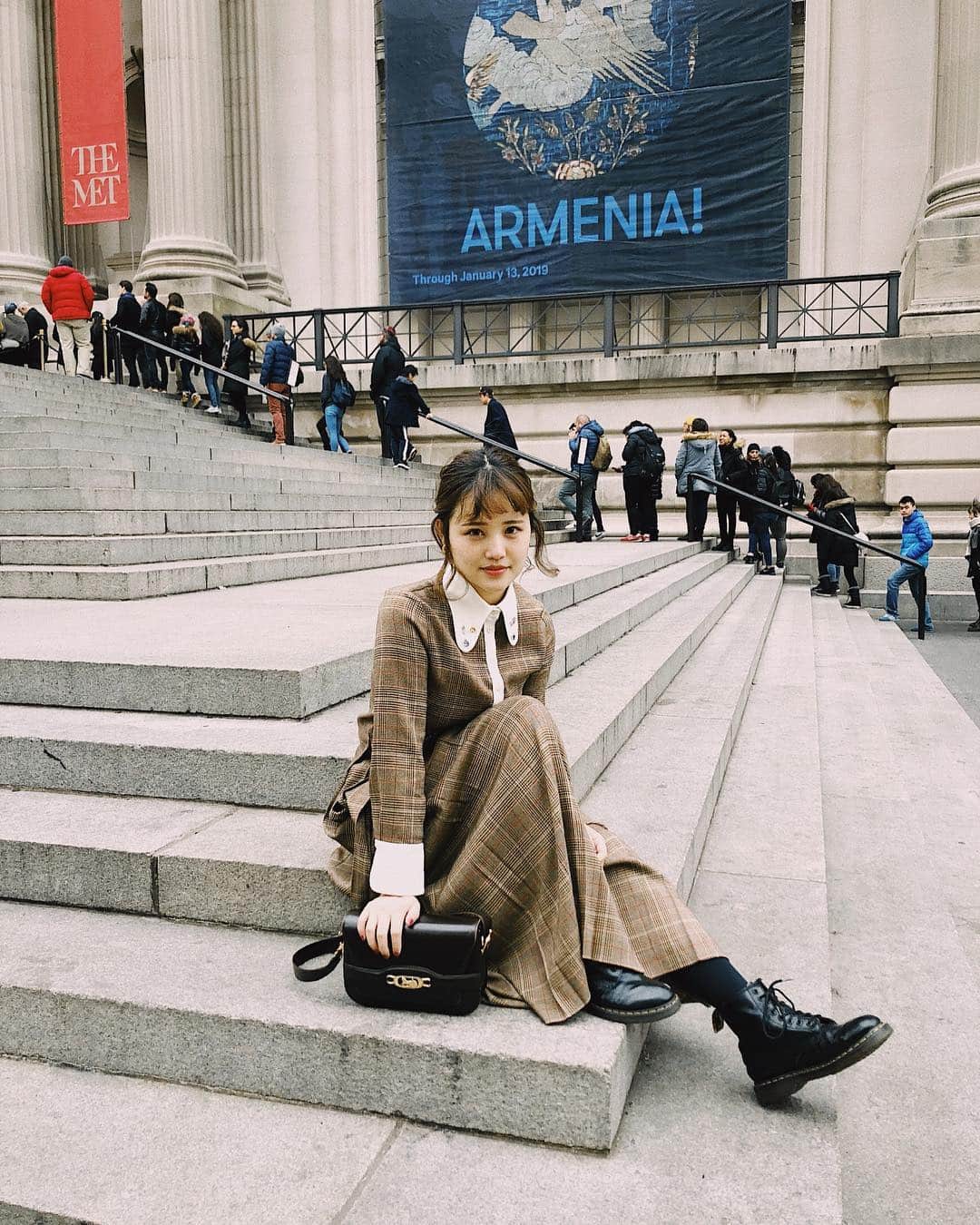 金光みり愛さんのインスタグラム写真 - (金光みり愛Instagram)「会館前は階段人いなかった🦋 ゴシップガール見てた人にはわかるはず…これしたくなるよね…笑 THE METよかったなぁ❤︎ #themetropolitanmuseumofart#THEMET#ny#newyork#メトロポリタン美術館#ニューヨーク」1月2日 2時03分 - milliah_kanemitsu
