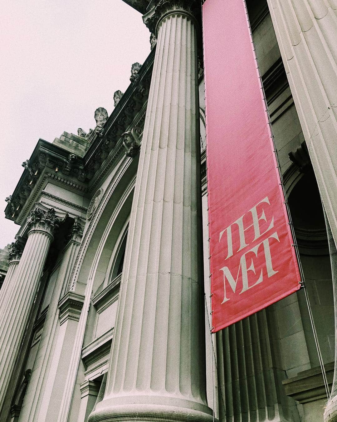 金光みり愛さんのインスタグラム写真 - (金光みり愛Instagram)「会館前は階段人いなかった🦋 ゴシップガール見てた人にはわかるはず…これしたくなるよね…笑 THE METよかったなぁ❤︎ #themetropolitanmuseumofart#THEMET#ny#newyork#メトロポリタン美術館#ニューヨーク」1月2日 2時03分 - milliah_kanemitsu