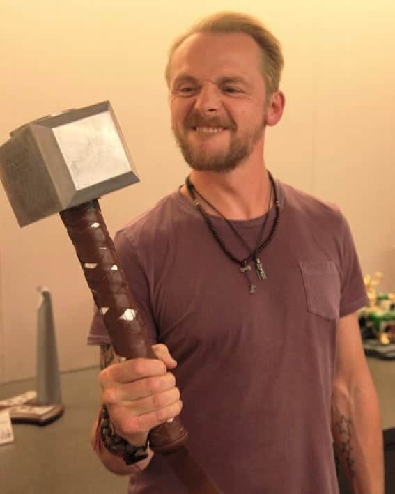サイモン・ペグのインスタグラム：「Going into the new year like 😈⚒ #newyear#2019#simonpegg#letsgo#marvel」