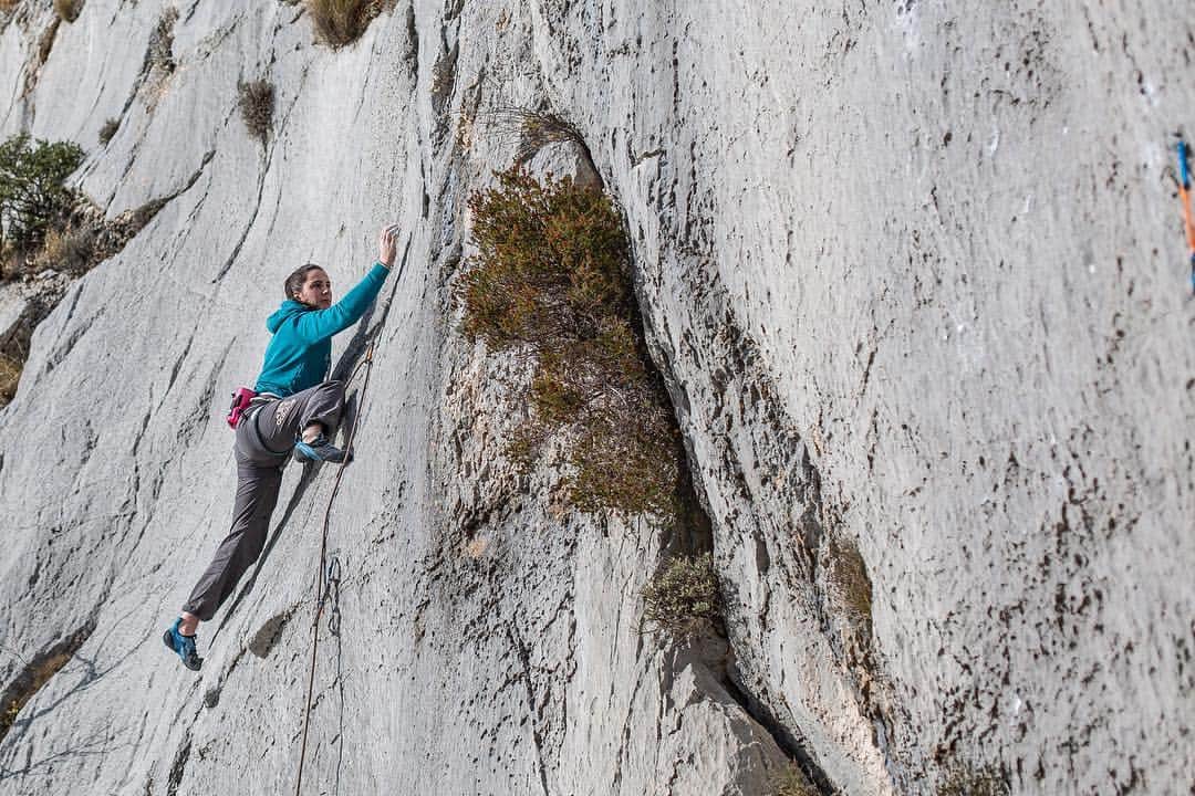 ユリア・クルーダーのインスタグラム：「Favorite way to end 2018 and welcome 2019 👋🏻🥂 📸: @majahitij  @scarpaspa #scarpaspa #climbing #bouldering #Dalmatia #Vrulja #slovenijapleza #girlswhoclimb #climbing_lovers #climbing_is_my_passion #climbing_worldwide #climbinggirl #climbing_pictures_of_instagram」
