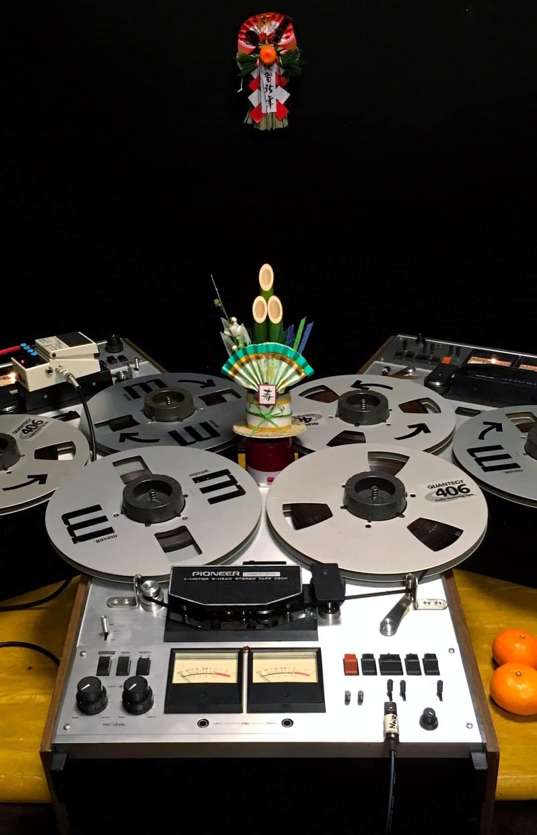 Open Reel Ensembleのインスタグラム：「HAPPY NEW MAGNETIC YEAR!  新年明けましておめでとうございます。 早速、オープンリールコタツ会議。 本年もクルクル狂っていきましょう✇_✇ ✇_✇ ✇_✇」