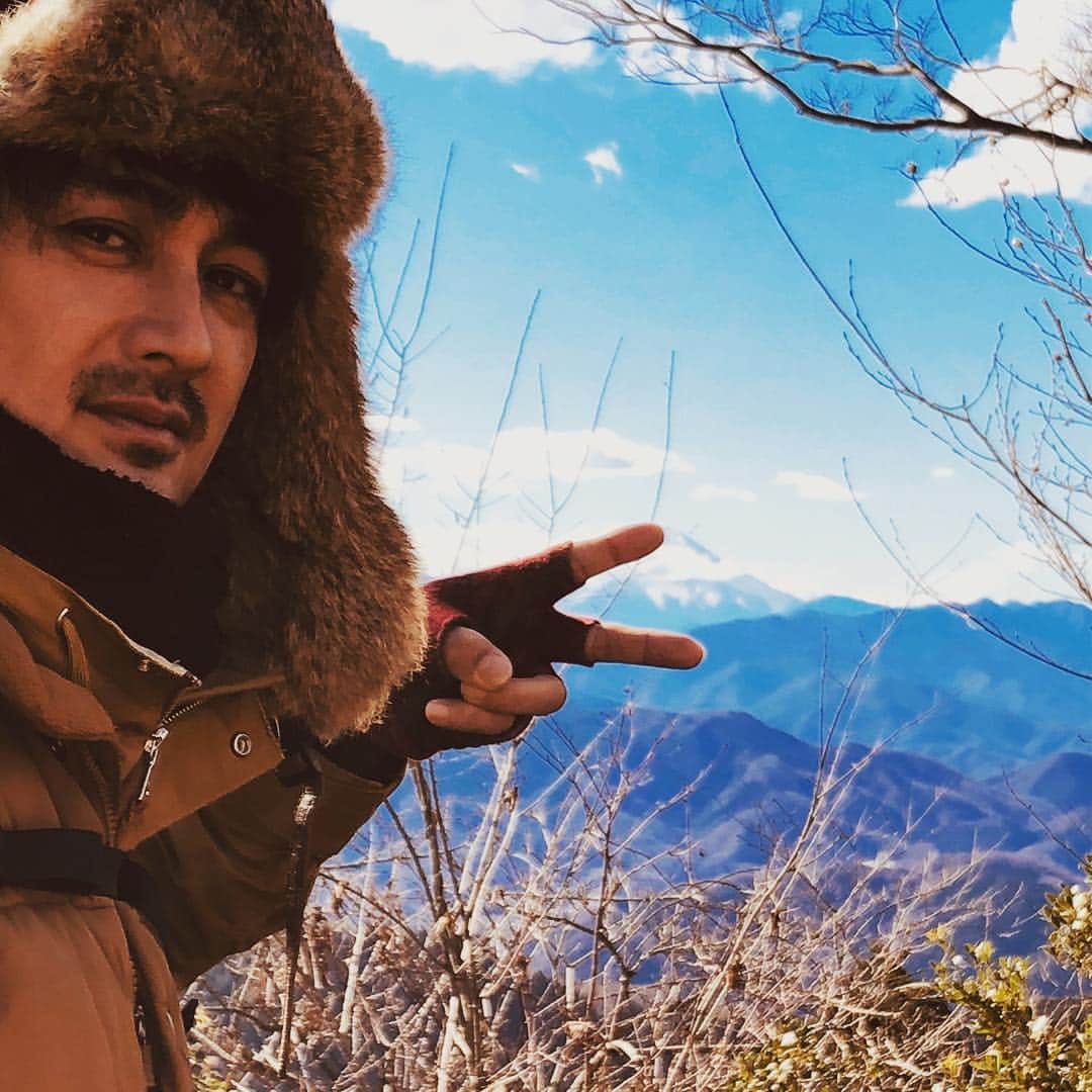のインスタグラム：「やはりマウント高尾からの迎春Pҽαƈҽ ⛩🎉 本年も同様にお付き合い下さいます様、よろしくお願い申し上げます。皆さまの健康と幸せを心からお祈りいたしております。 #happynewyear #初詣 #賀正 #謹賀新年 #2019 #mttakao #高尾山  #mtfuji #富士山 #mount #mountain #bluesky #青空 #llbean #llbeansignature #マッドボンバー #madbomber #madbomberhat」