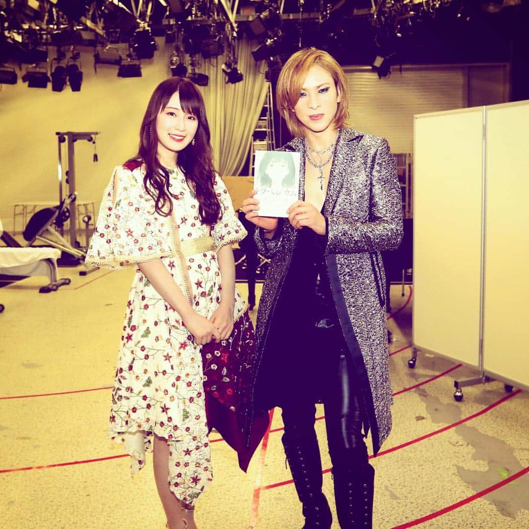 YOSHIKIさんのインスタグラム写真 - (YOSHIKIInstagram)「今年も #紅白 の楽屋にあそびに来てくれた。#乃木坂46 の #高山一実 さんは俺の高校の素敵な後輩です。みんな応援してあげてね。そして彼女が書いた本 #トラペジウム もよろしく！ from #yoshiki」1月2日 16時20分 - yoshikiofficial