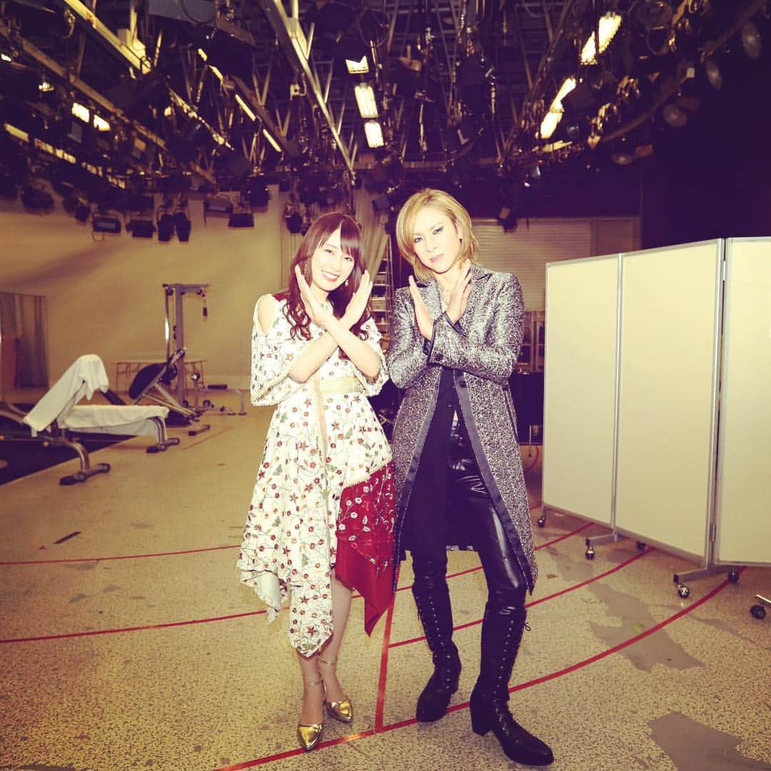 YOSHIKIさんのインスタグラム写真 - (YOSHIKIInstagram)「今年も #紅白 の楽屋にあそびに来てくれた。#乃木坂46 の #高山一実 さんは俺の高校の素敵な後輩です。みんな応援してあげてね。そして彼女が書いた本 #トラペジウム もよろしく！ from #yoshiki」1月2日 16時20分 - yoshikiofficial