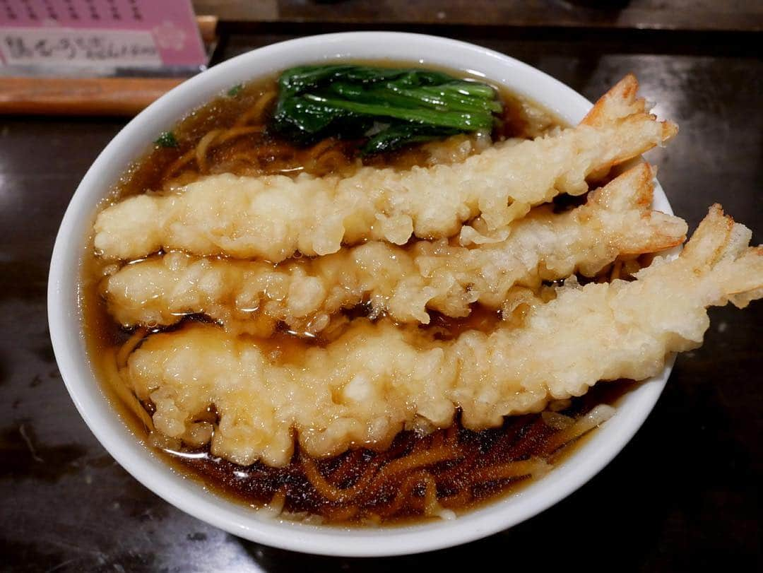 福岡グルメ 福岡ランチ「デビログ」さんのインスタグラム写真 - (福岡グルメ 福岡ランチ「デビログ」Instagram)「新天町にあるお蕎麦屋さんの『飛うめ』は元旦だけお休み！老舗店なのにめちゃ働いてますやん❗️ 「#天ぷらそば 」1,000円・税込は通常は海老は2尾だが1尾追加200円・税込して3尾に🦐えへへ😋 個人的には2階のカウンター席が好きなんよ。 . メニューや他picは「デビログ」に掲載しています。 サイトを見る場合はブラウザで「デビログ」で検索👉 . #飛うめ （とびうめ） #福岡市中央区天神 2-7-141 092-741-1274 11:00～20:00 昼休みなしの通し営業 無休 . #福岡 #博多 #天神 #天神グルメ #天神ランチ #福岡蕎麦 #福岡そば #福岡天ぷらそば #fukuokapics #fukuoka #fukuokacity #hakata #fukuokarestaurant #fukuokagourmet #IGersJP #ig_japan #福岡レストラン #福岡飲食店 #福岡グルメ #福岡ランチ #福岡ごはん #福岡ご飯 #食べログ福岡 #福岡飯 #福岡食べ歩き ♦️福岡グルメ 福岡ランチを検索できるブログ は「デビログ」で検索👉 ♦️マニアックな情報や本当に美味しいお店情報なら「もっとデビログ」で検索👉」1月2日 16時19分 - devi_takahashi