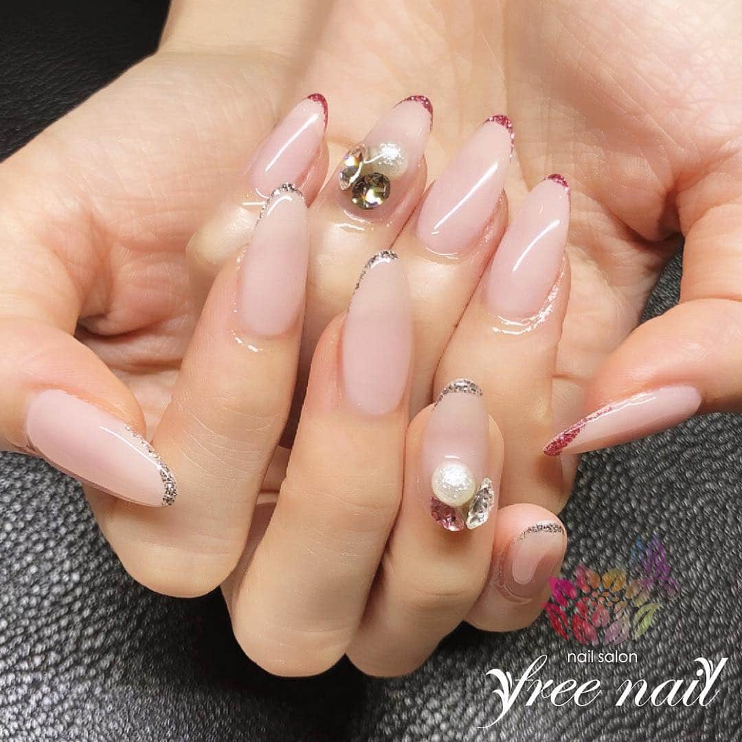 free nail フリーネイルのインスタグラム：「. お客様ネイル💅🏻⛄️✨ . シンプルビューティー💗✨ . ラメラインのカラーアシンメ💫 ビジューも左右色違いで💎 . freenail本店は明日より営業です🐗🎍 本年もよろしくお願いいたします🙇‍♀️🙇‍♀️🙇‍♀️ . #ネイル #フリーネイル #ネイルアート #ジェルネイル #ネイルサロン #大阪ネイルサロン #ネイルデザイン #ネイルチェンジ #ラメライン #ラメラインネイル #ビジューネイル #vカットストーン #vカット #ダイヤカット #球体パール #ピンクネイル #デザインネイル #シンプルネイル #モテネイル #上品ネイル #冬ネイル #ウィンターネイル #美甲 #winternails #nailsart #nailsalon #nailsdid #newnails #newnail #freenail」