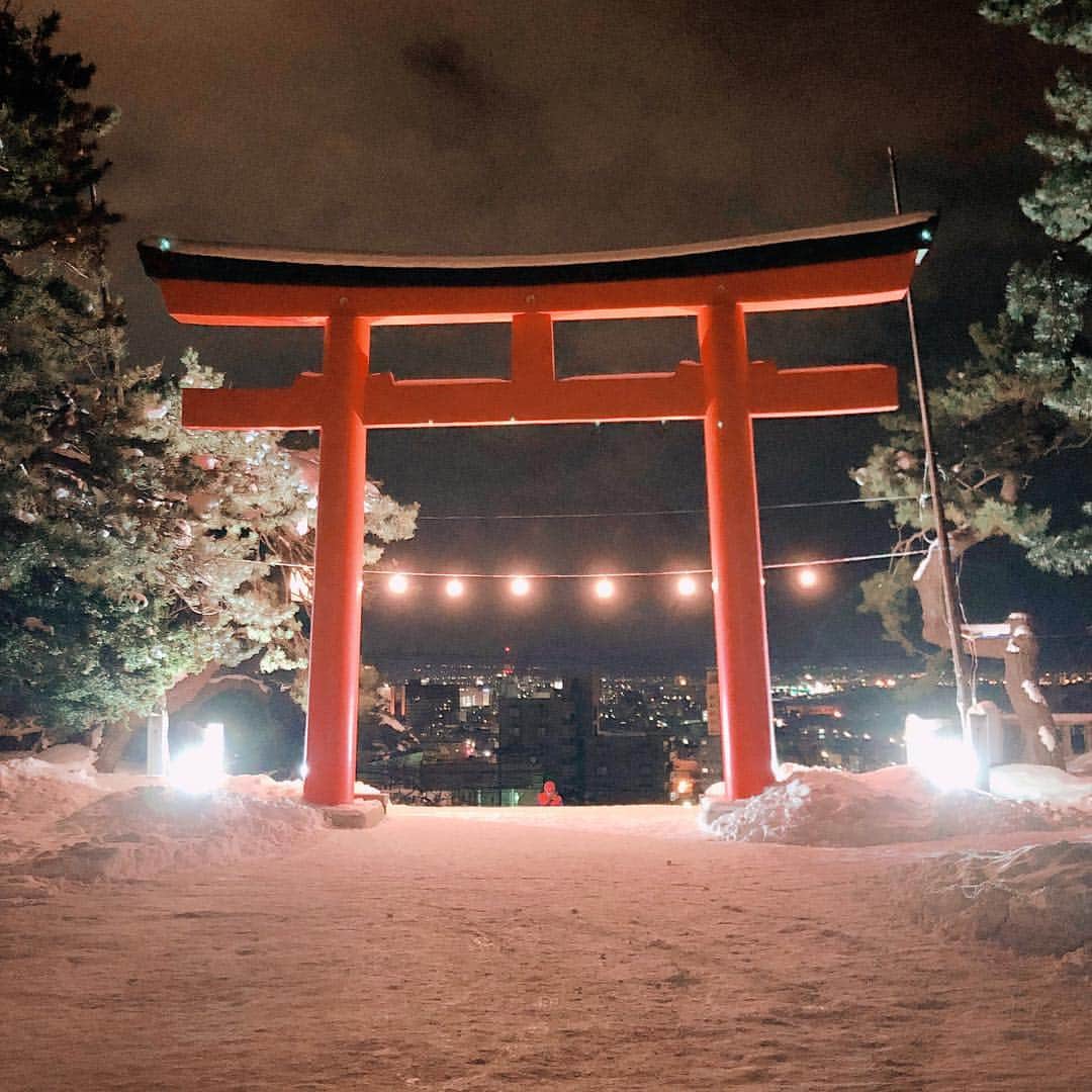 のインスタグラム：「新年明けましておめでとうございます！！ 去年より一層、皆様の生活が充実したものになりますように🙂 . 館内は日本酒の提供を5日まで行っております💁‍♀️ 是非召し上がってください^_^ . 写真は護国神社のものです！ 昼も良いですが鳥居から見える夜景は絶景です。参拝にご活用ください^_^ 皆様も是非💁‍♀️足元にはご注意を！ #明けましておめでとうございます #2019 #函館 #北海道 #홋카이도 #하코다테 #hokkaido #hakodate」