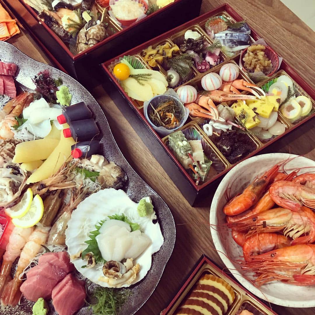 加藤千恵のインスタグラム：「大晦日の夜からおせち食べる北海道スタイル。毛蟹撮り忘れた。今年もよろしくお願いします。」