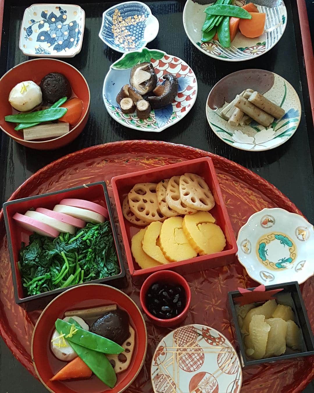 のインスタグラム：「今年も宜しくお願い致します。。😇がっつりお雑煮食べて~飲んで、もぅ緩んでます #la暮らし #お正月2019🎍」
