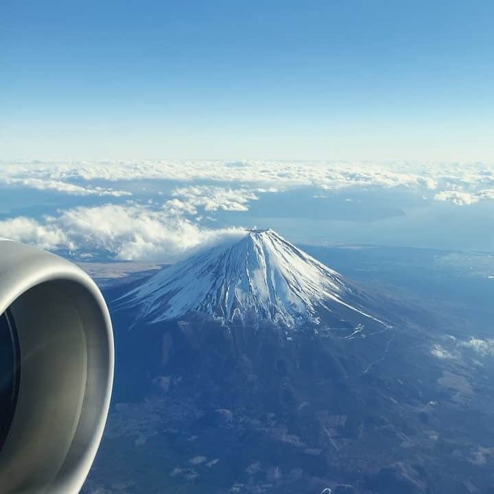 MEGのインスタグラム：「✈︎ ✈︎ ✈︎」