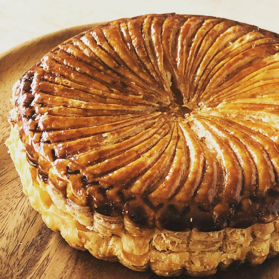 ケーキ&カフェ 海風堂のインスタグラム：「明けましておめでとうございます🎍 今年も海風堂をよろしくお願いします✨本日は10時よりOPEN致します。お祝いのお菓子、ガレットデロワを限定で販売します❗️ご来店お待ち致しております😆 #市川#ガレットデロワ#お正月のお菓子#カフェも営業#お正月限定パスタ」