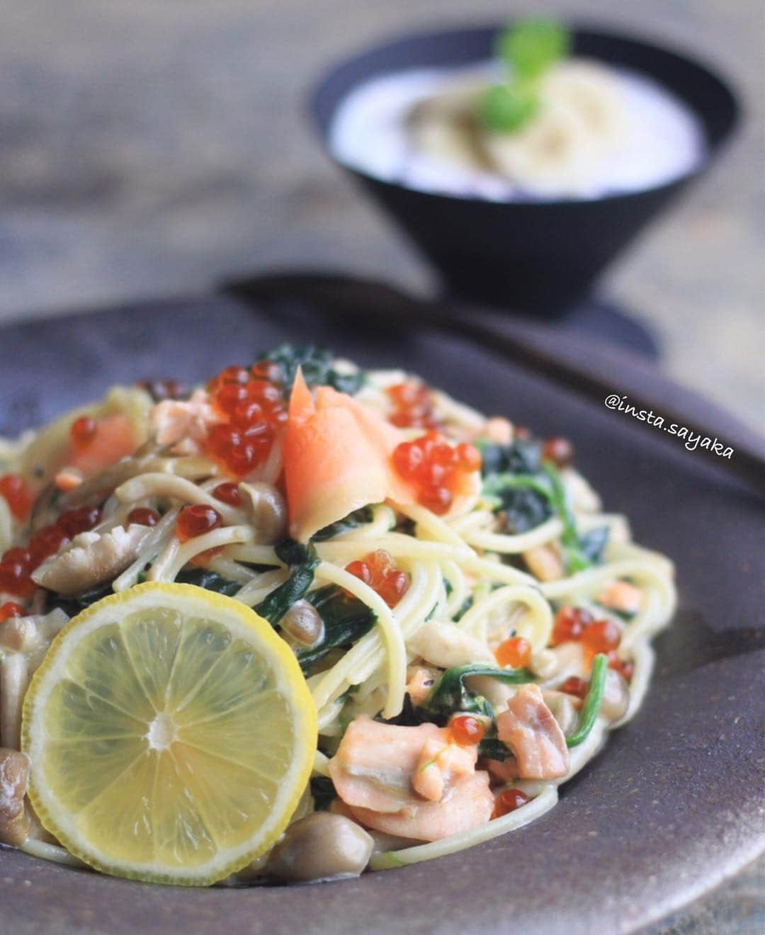 Sayaka.Mさんのインスタグラム写真 - (Sayaka.MInstagram)「. Today’s lunch  home cooking 🍝 salmon cream . . 今日は #パスタ スモークサーモンの #クリームパスタ . いくらとほうれん草、しめじも入れて . 正月感はありませんが😅 とりあえず時短で出来る料理 ブルーベリーバナナヨーグルトを添えて . . =============== 私のおうちごはんの記録は A record of my cooking. 我做的菜的记录 제가 만든 요리의 기록 ↓↓↓ #sayakaおうちごはん =============== . #サーモンクリームパスタ #奥田章 #パスタランチ #おうちごはん #おうちカフェ #おうちcafe #家ごはん #おうちご飯 #昼ごはん #札幌ママ #朝ごはん #おうちごはんlover #おうちごはん通信 #料理 #レシピ #簡単レシピ #料理好きな人と繋がりたい #器好きな人と繋がりたい #器 #スガハラ #スガハラガラス #sghr #ママリクッキング #デリスタグラマー #クッキングラム #レシピブログ」1月2日 10時23分 - insta.sayaka