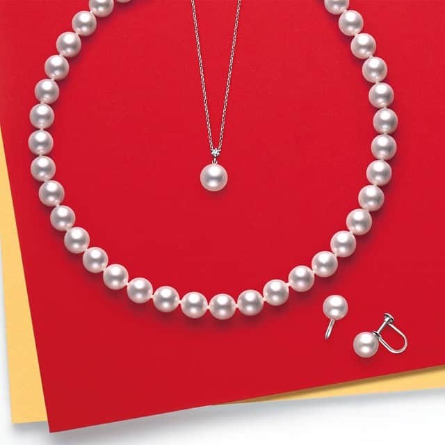 GINZA TANAKA 公式さんのインスタグラム写真 - (GINZA TANAKA 公式Instagram)「#GINZATANAKA の新春特別提供品、アコヤ真珠3点セット。光沢（てり）の美しい上質なアコヤ真珠のみを使用した新春だけのお得なセットです。ネックレスは直径約7.5〜8mm未満の着けやすいサイズで、ご贈答だけではなく、ご自身用にもおすすめです。数に限りがございますので、お早めに☆ ・ アコヤ真珠3点セット　￥120,000（税込） ・ 2019年1月2日（水）〜14日（月・祝）まで【GINZA TANAKA　新春フェア】を開催。 ・ #GINZATANAKA #ginzatanaka #ギンザタナカ #田中貴金属 #パール #pearl #新春フェア」1月2日 10時30分 - ginzatanaka_jp