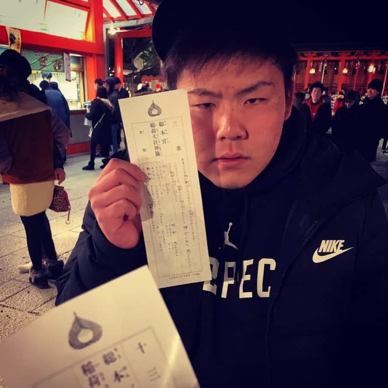 石原彪のインスタグラム：「明けましておめでとうございます‼︎ おみくじ引いたらなんと！ 大吉でした‼️ 勝負事勝つと書いてありました‼️ 今年もよろしくお願いします🤲 皆さん良い年になりますように👍 #あけましておめでとうございます #伏見稲荷大社 #大吉 #二年連続 #すいません #こんな顔で  #大吉やのに #喜ばないスタイル」