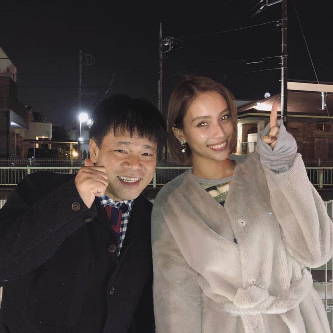 滝沢カレンさんのインスタグラム写真 - (滝沢カレンInstagram)「みなさん、こんにちは😊😊🧀🧀 2019年始まってようやく落ちついてきたようでしょうか❓❤️😆 誰よりも落ちついてないのは、私の方かもしれません😅😅 みなさん、昨日も本日も当たり前にみてくれましたよね😊🧡🙏🏼 なんだかんだで年をまたがせて頂きながら、まだ図々しくご報告に来る私は、居間で除け者にされてないか不安になりますが、皆様は優しいのでまだ居間でみかんでも食べながら近くにいてくれるあったかさを想像しちゃいます🍊🧡💁🏼‍♀️🙆🏼‍♀️👭👫👬(みかん嫌いな方すいません)  そして、本日またまたたくさん言わせてください🙇🏼‍♀️🤦🏼‍♀️🙈👼🏻❤️ 皆さま目が追いついて来てくれると嬉しいですが、もちろん正月くらい好きに過ごさせてくれと言うなら私は何も止めません🧚🏼‍♂️💖 そして、本日1月2日18:00〜TBSさんにて「モニタリング」に出場します💛👬👫 まさかまさかの、初めましてでジミー大西さんでした😊🧚🏼‍♂️ 本当に話しているだけでワクワクなあの10代の頃広げた絵本のような楽しすぎて、早く帰って読みたい❣️となるような時間でした😌💛🧡 今回は願ったってできない、心霊系の騙しだったので、私にとっては現実だと分かった時の感情はどうだったか、、、、、、、、、、、を見てください💁🏼‍♀️😉 そしてお次は、好きなだけ夕飯を食べても間に合う、夜23:40〜テレビ東京さんにてありがとうございます🙏🏼🙏🏼🙏🏼🙏🏼🙏🏼冠番組と言っても大丈夫だと思います、「滝沢カレンのわかるまで教えてください！」に出場します😭😭😭😭😭💓❤️🧡💛💗💖💖💖💖❣️❣️ こちらは、本当に題名がこんなにそのままな番組はあっただろうか❓と過去を探したくなるほど、その通りな事をする私がいます😅💁🏼‍♀️🤷🏼‍♀️ 語り中いくら聞いても、私の立ち漕ぎ自転車のような脳みそは分かってくれないことがあったりと、大変教えてくれた方には申し訳ない一面もありましたが、分かるまで聞いていいなんてそんな優しい時間が今まであったでしょうか❓🕑 いつも、知りたいまま寝る私からしたら何度同じ質問しても教えてくれる優しい教え側の方、カメラの手を止めない、分かるまで次を出さないスタッフさん方には本当に感謝しています😢😭💗💖💓❤️💗💖💓💗❤️ 私の頭が久々にスッキリした日でした😊❣️ 本当に毎日大好きなお仕事をさせて頂き、 悩みもほぼなく生活できる事はわたしの大の自慢になりそうです🧡💛🧡💛🧡💛 そんな私は今日もこの制限なき居間(インスタ)の皆様のコメントでさらに幸せを知るのです.... それでは、またいつか👋🏻😉 (すぐくる)  #聞いて恥なんかはないんだ #と改めて分かった時間 #何度聞いたっていい #聞くって勇気がいるもんだ #でも勇気を持たずしも教えてくれる #優しい教え側がいるからこそ #私は今日も聞ける #忘れちゃいけない #聞いたら感謝をたくさん込める事を #そしてそれをまた誰かに教えるんだ #実行と意欲が自分を変える」1月2日 12時01分 - takizawakarenofficial