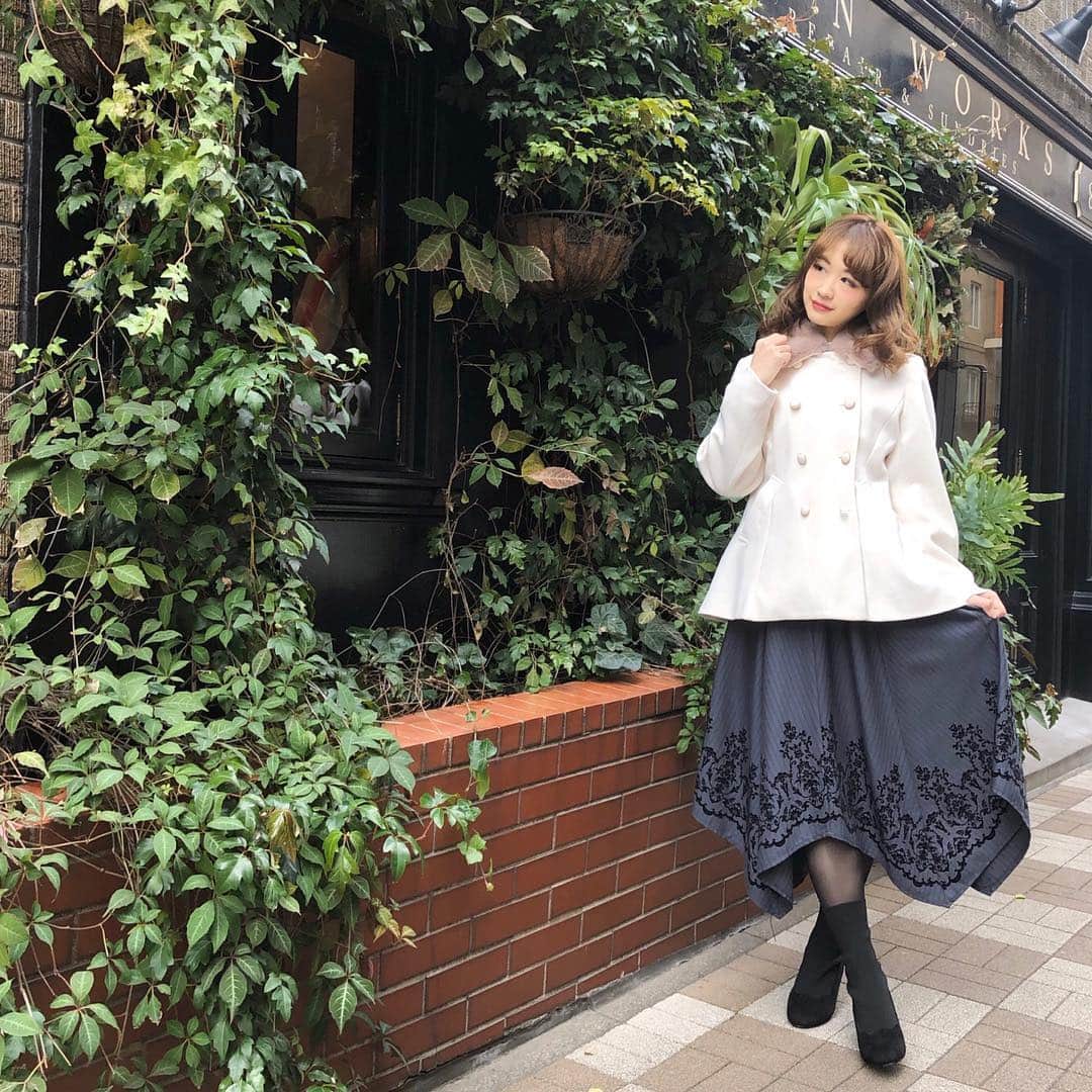 axes femmeさんのインスタグラム写真 - (axes femmeInstagram)「暗くなりがちな冬コーデを白のアウターで新鮮に！気持ちも晴れやかになりそう♪ #axesfemme #axes  #ootd #outfitoftheday #winterfashion  #fashiongram #outfitinspo #winterstyle #coat #instafashion #japanesefashion #jfashion #newyear  #axesfemmeでつながろう #アクシーズファム 　#アウター #新年 #大人可愛い #大人コーデ #銀座女子 #冬コーデ  #日系 #日系搭配 #时尚 #秋冬搭配 #大衣 #外套」1月2日 12時08分 - axes_femme_official