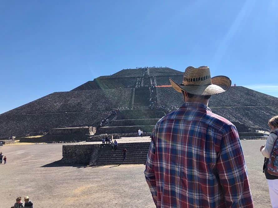 渡邊一輝のインスタグラム：「元旦、太陽のピラミッドと月のピラミッドに行ってきました！パワーを貰えました。 今年一年いい一年になりますように🙏 #世界遺産 #テオティワカン」